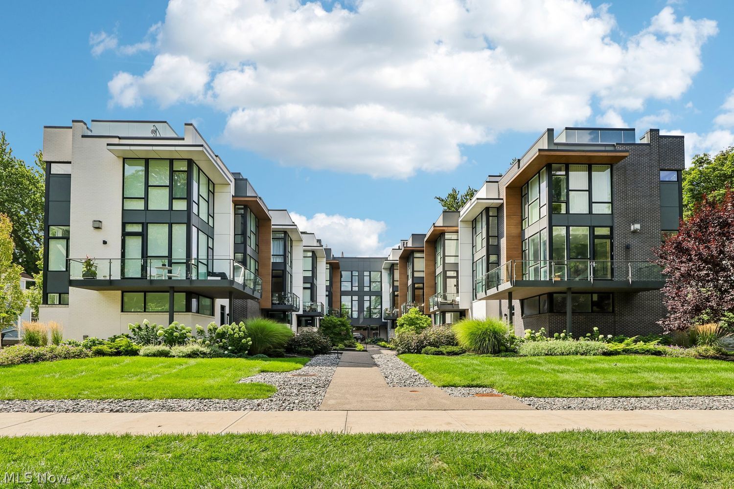 9525 Lake Ave – photo 1
