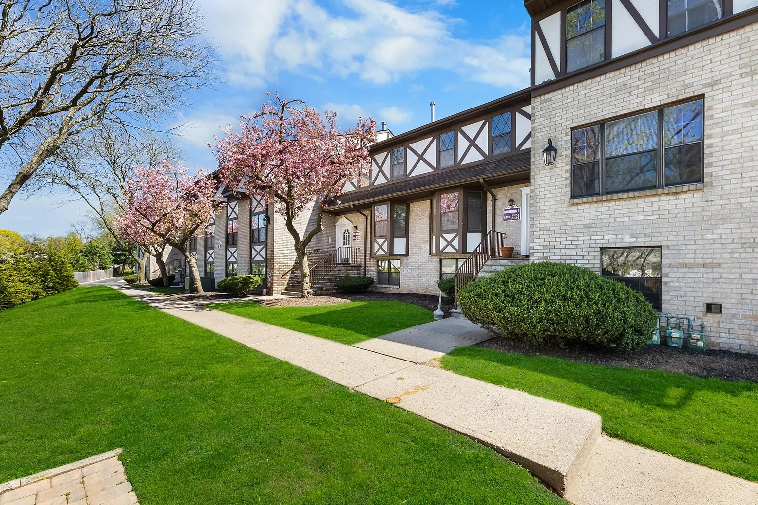Sleepy Hollow Garden Apartments – photo 2