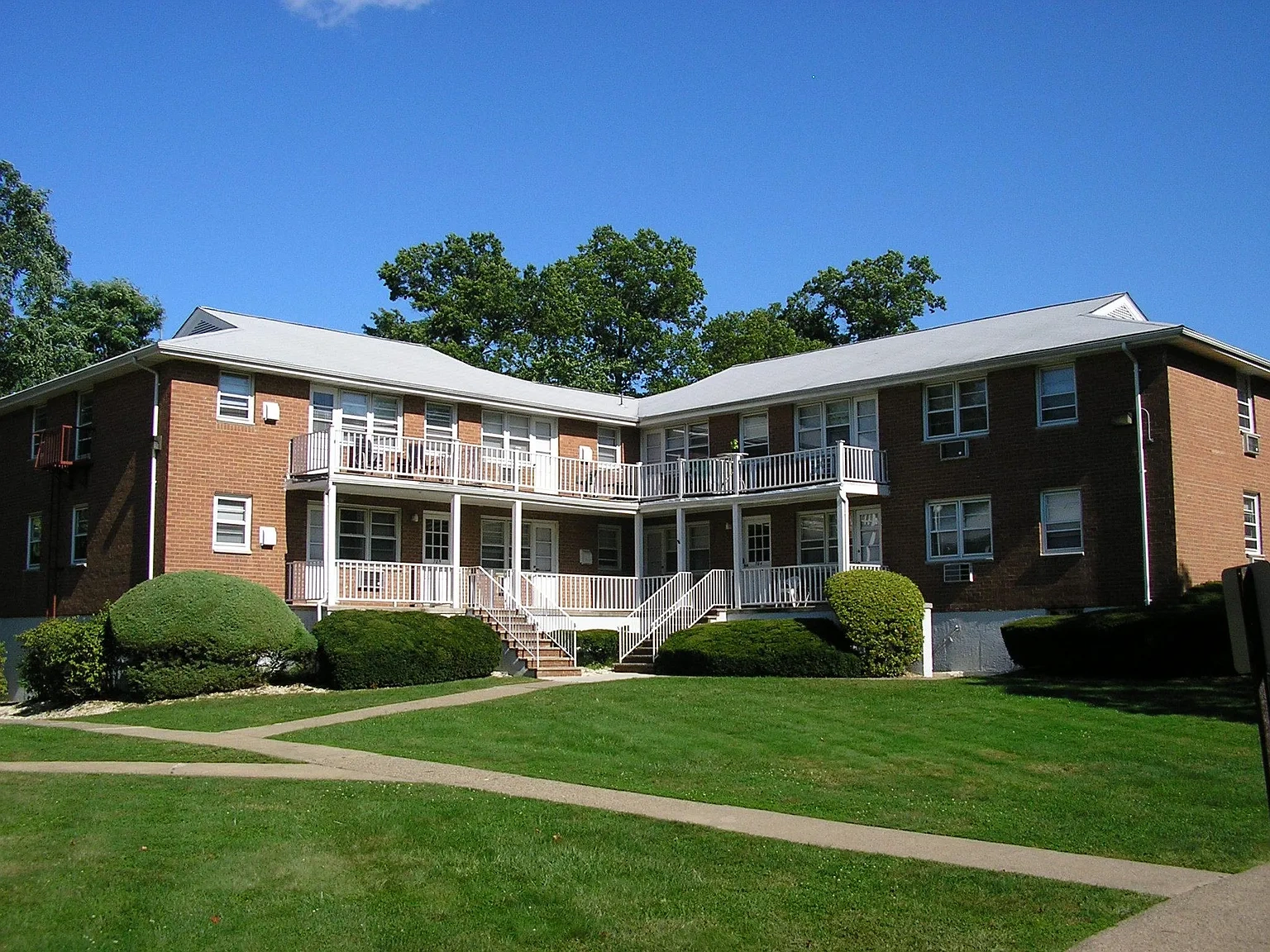 Lindsley Arms Apartments – photo 2