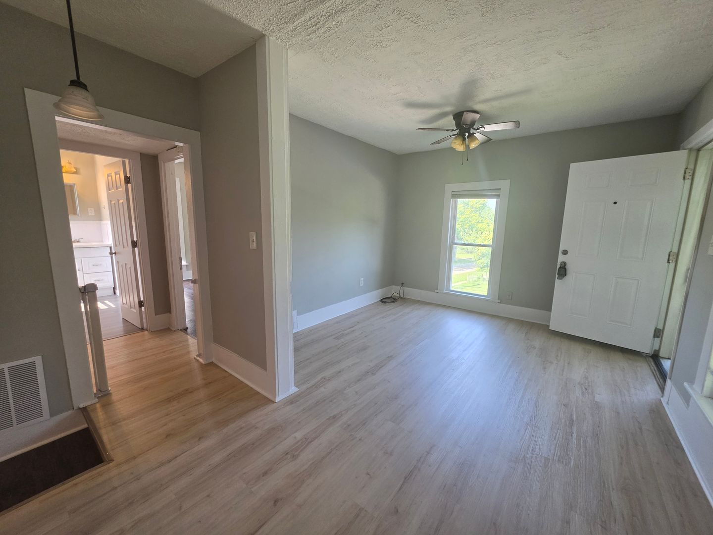 245 Cherry St unit 245 1/2 Upstairs Unit – photo 4