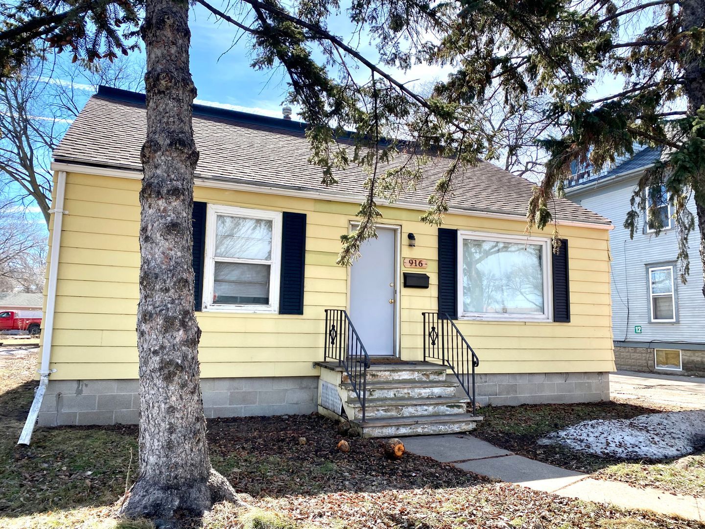916 12th Ave N – photo 1