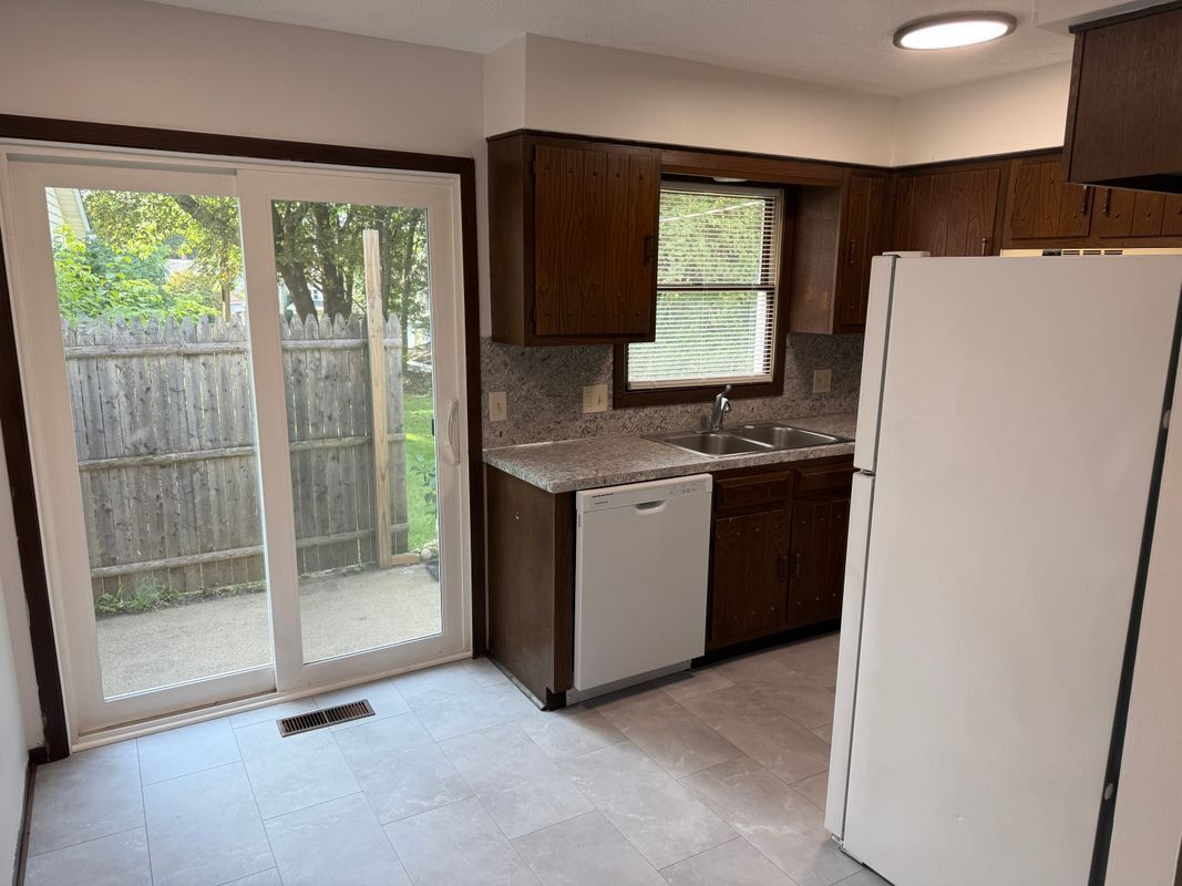 1240 Cottage Pl NW – photo 2