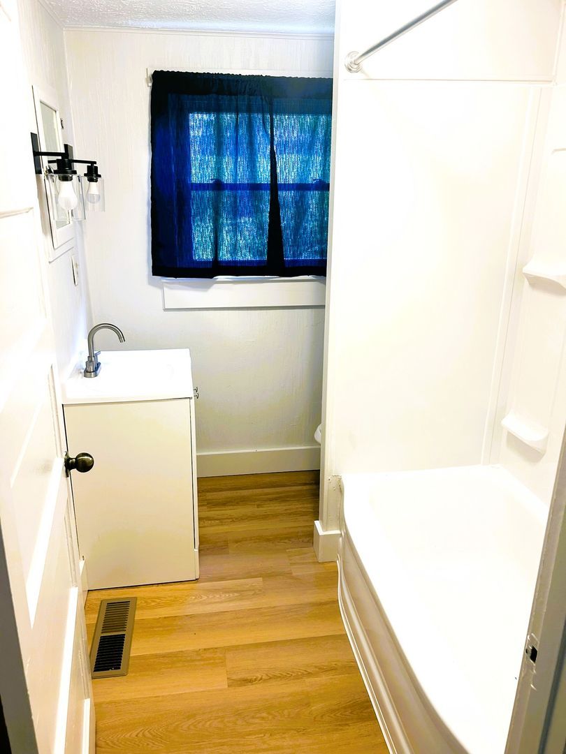 110 Capitol Blvd unit Upstairs – photo 3