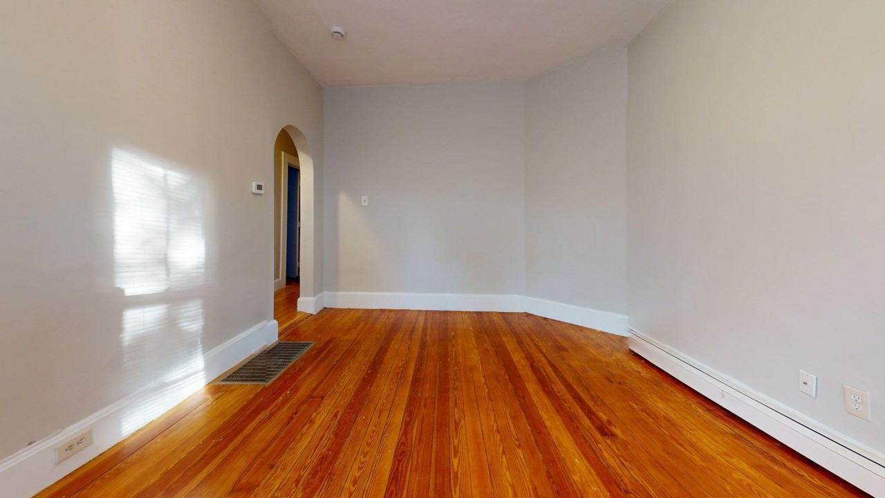 677 Bennington St unit 1 – photo 4