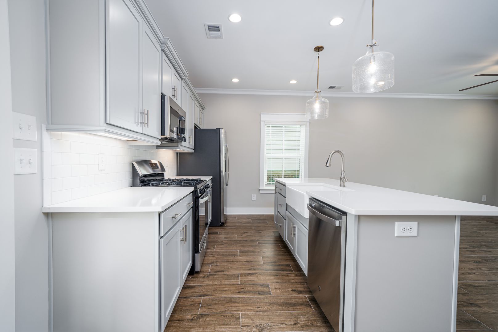 1524 Cottage Grv – photo 4