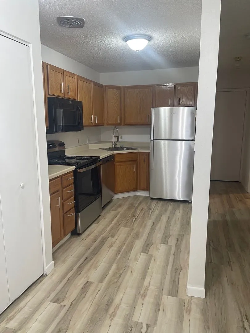 Burbank Village Apartments – photo 2