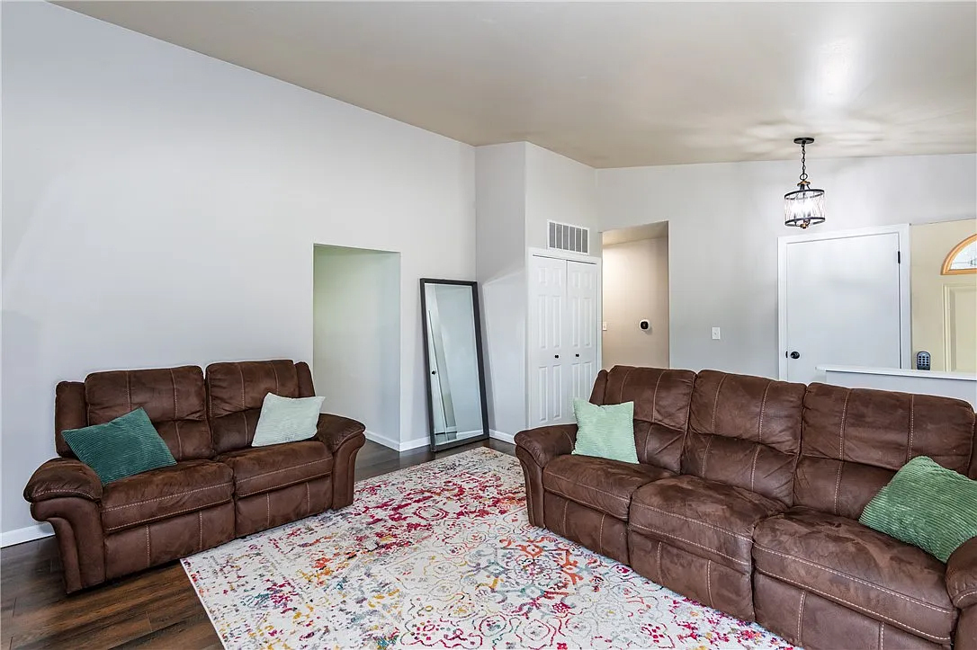 1221 Warwick Dr – photo 4