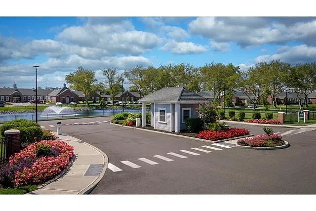 Fairfield Townhomes at Islip – photo 3