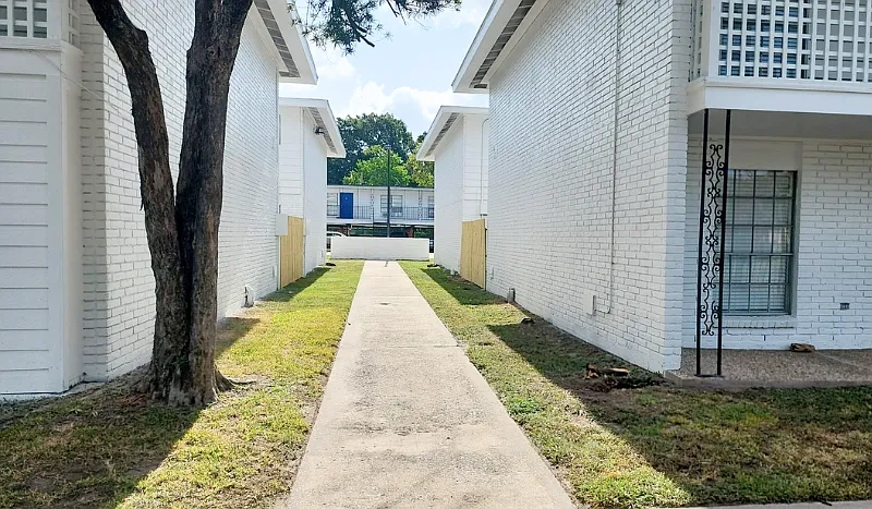 4742 Yale Apartments – photo 1