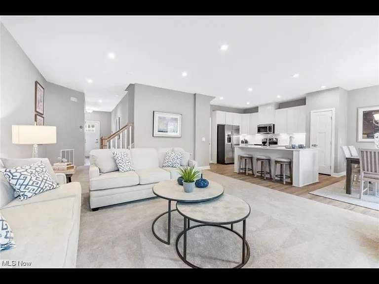 20 Pine Ave – photo 4