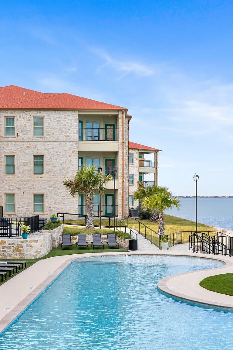 Lighthouse Pointe – photo 1