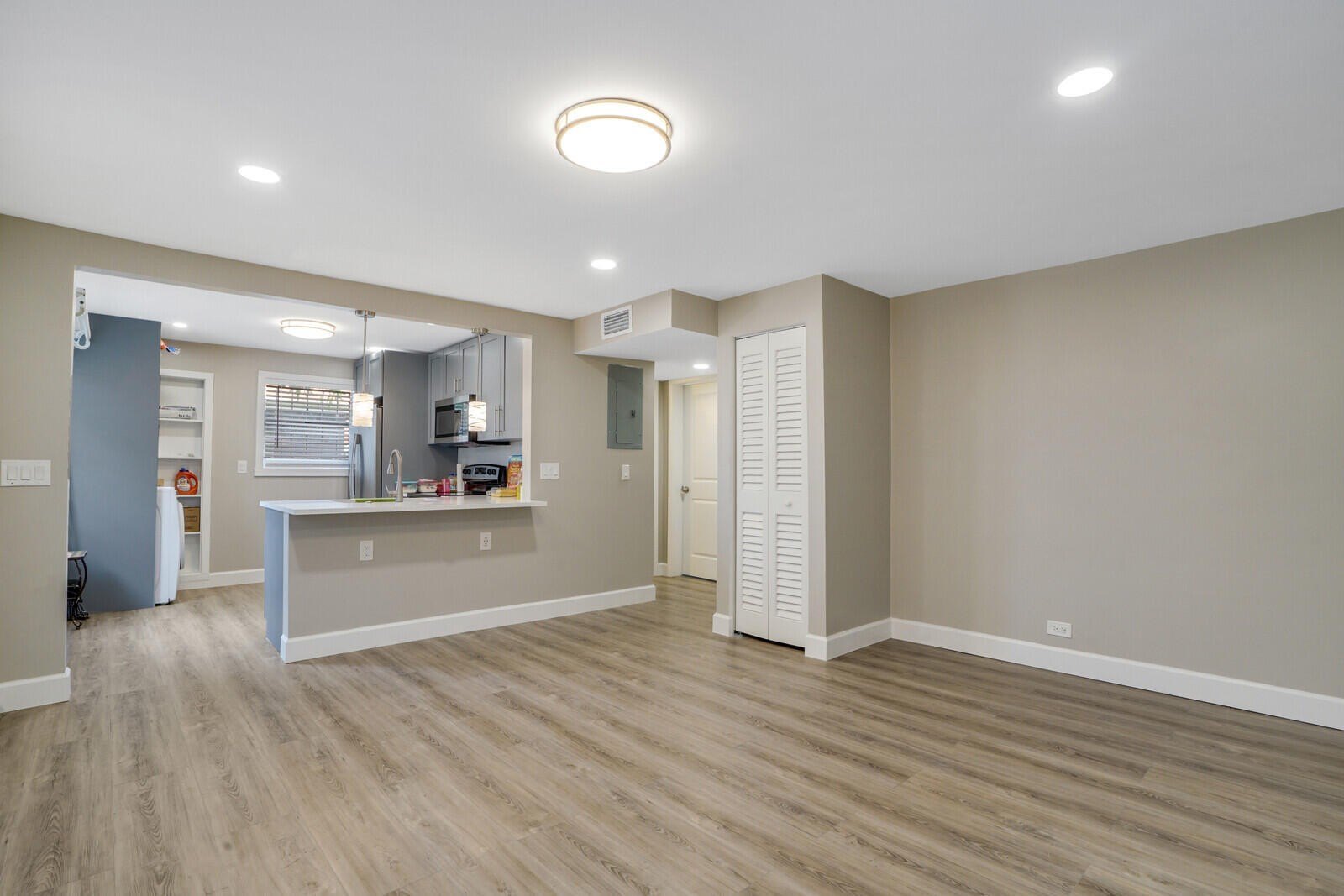 1225 W 10th St #APARTMENT – photo 3