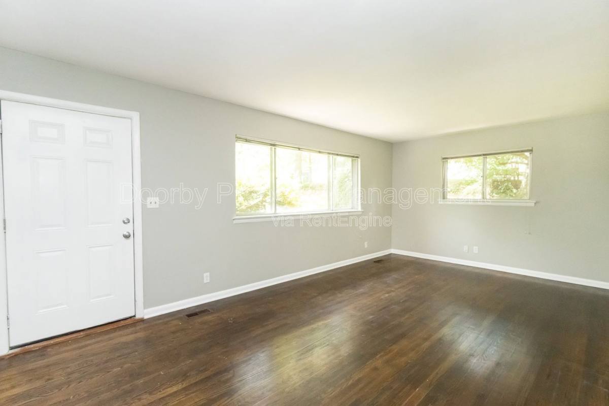 1127 Clermont Dr – photo 3