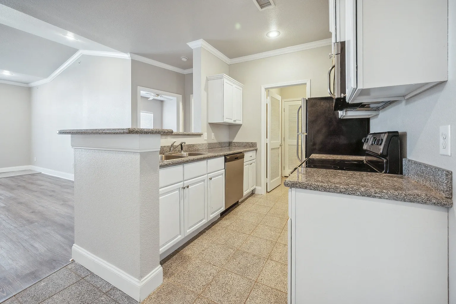 The Versailles Apartment Homes – photo 4