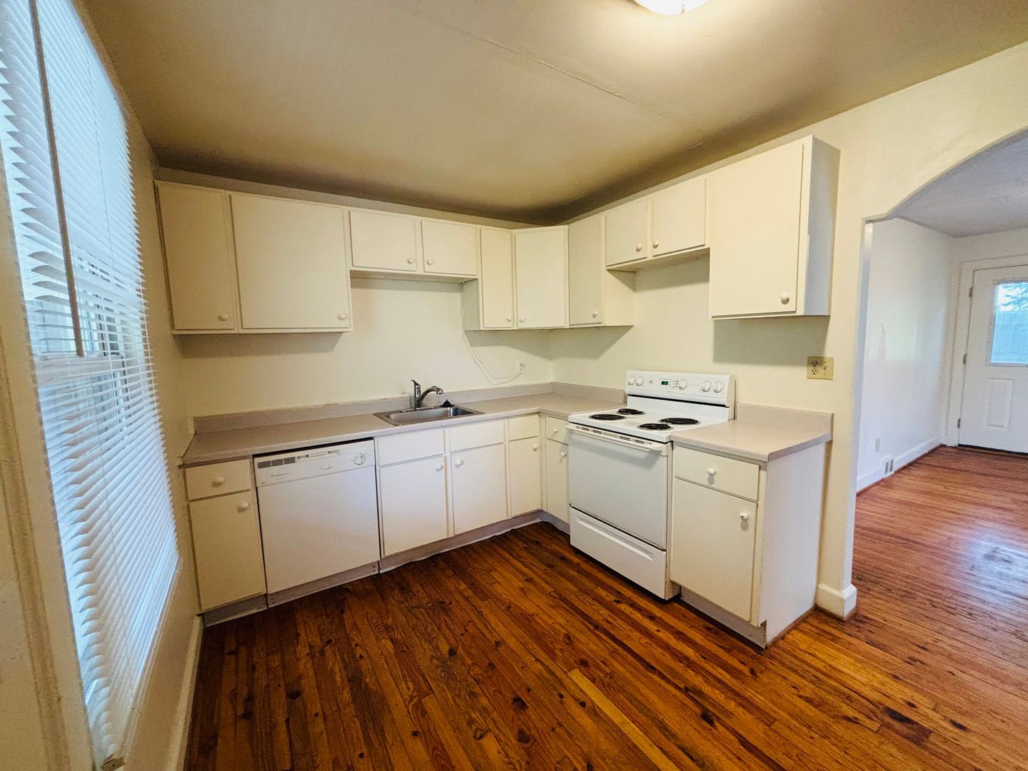 821 Montgomery St – photo 4