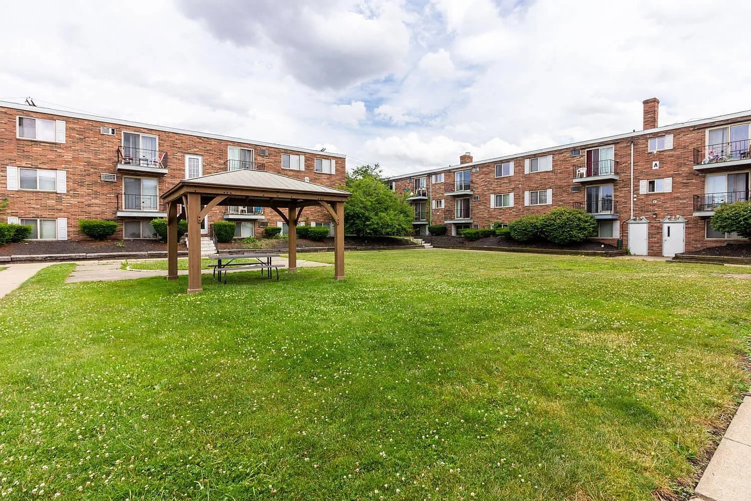 Canterbury Court Apartments – photo 3