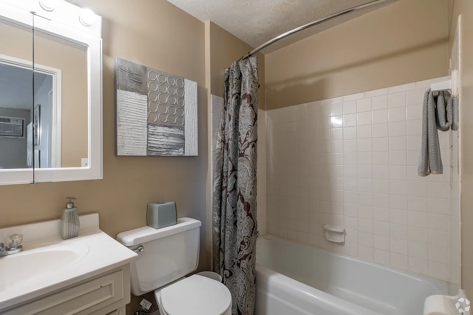 Four Seasons Apartments & Townhomes – photo 5