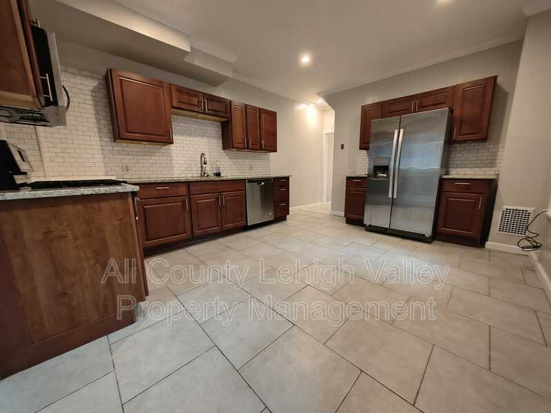 714 Atlantic St – photo 2
