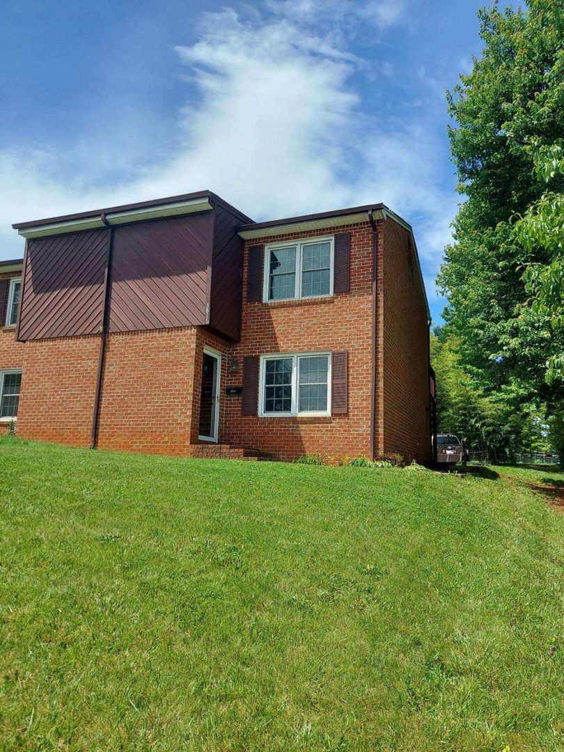 3816 Plantation Rd NE – photo 1