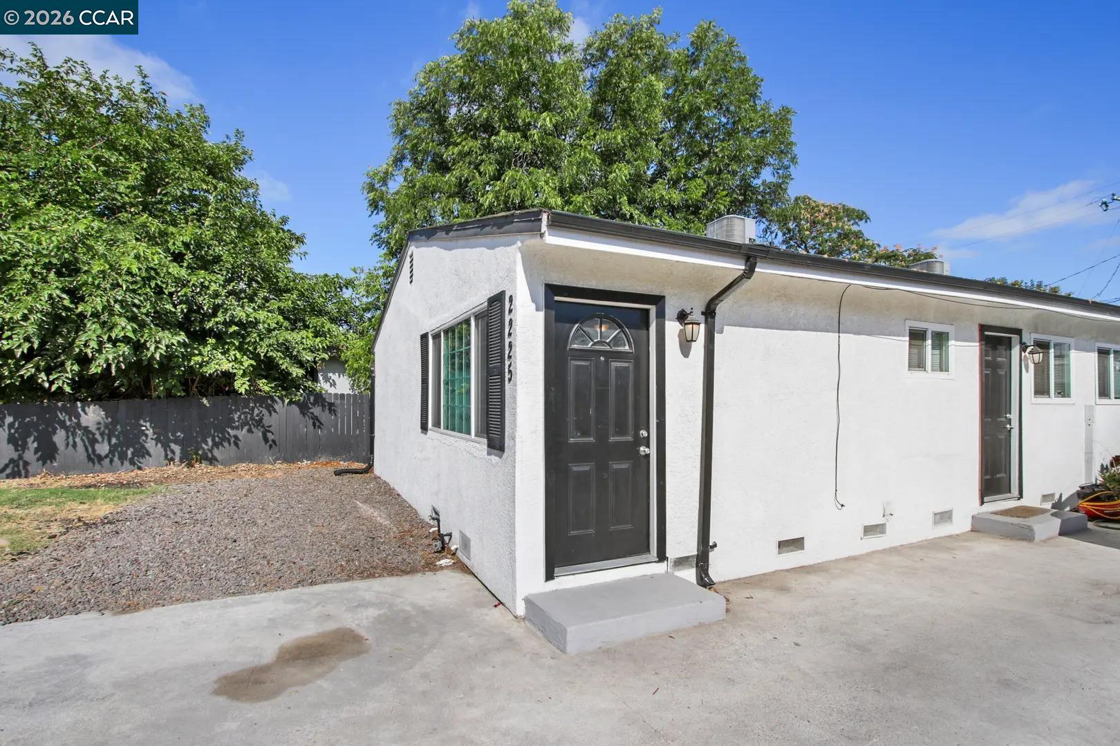 2225 E Myrtle St – photo 2