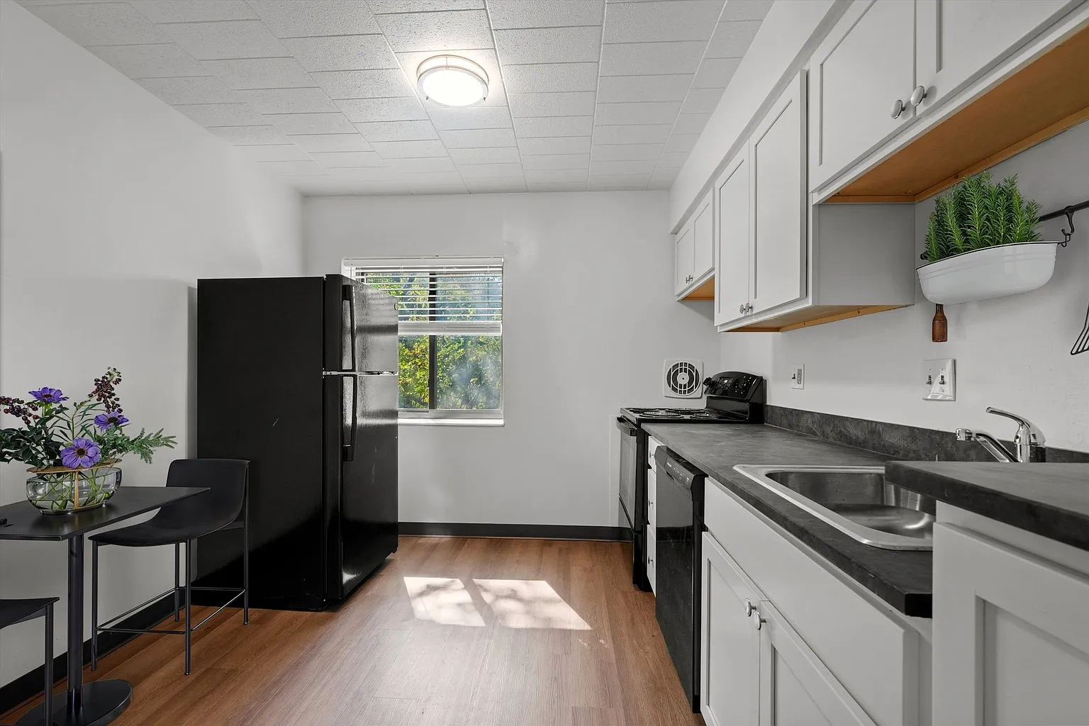 Edgewood Court Apartments – photo 4
