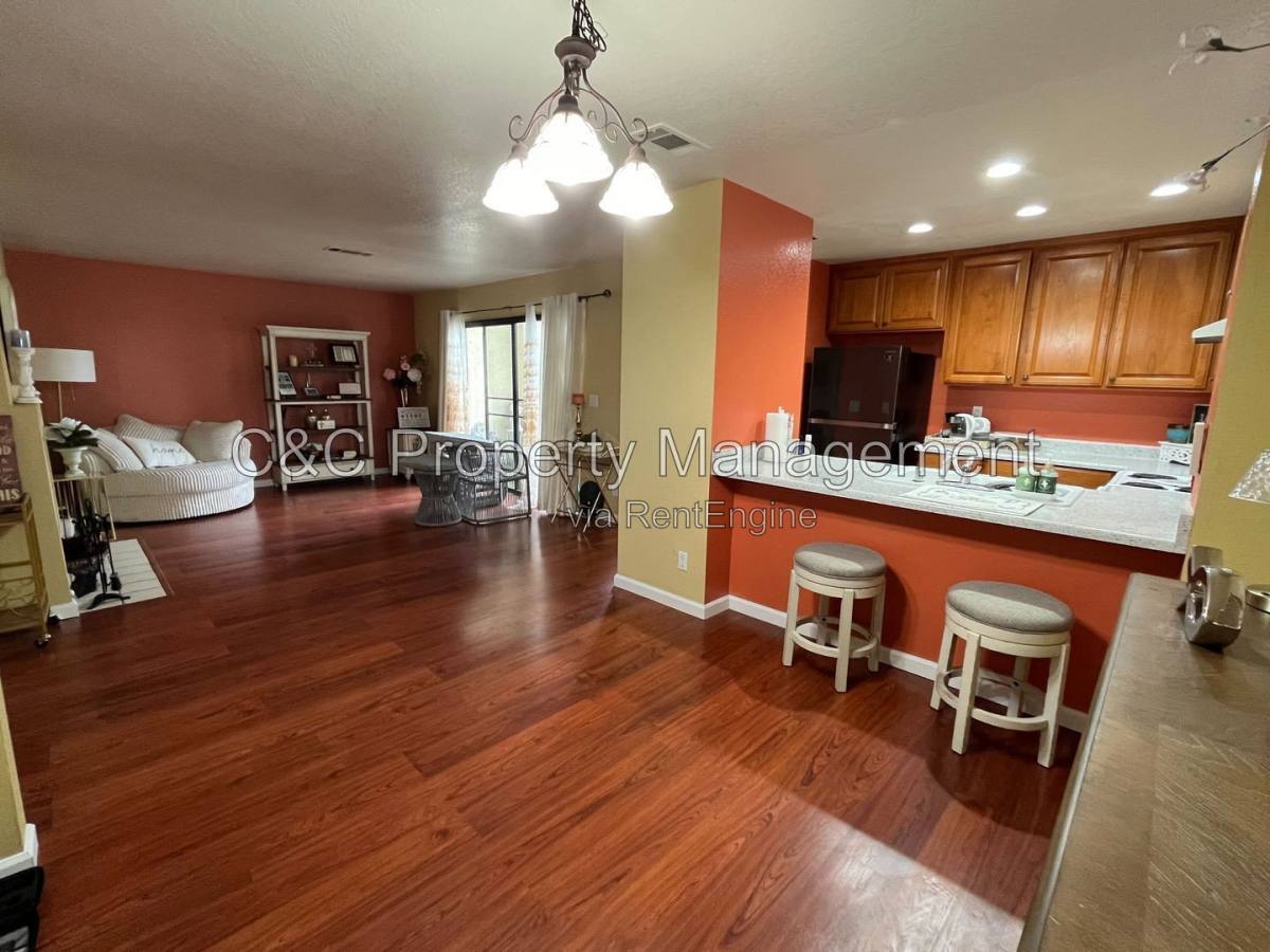 1613 W Swain Rd – photo 2