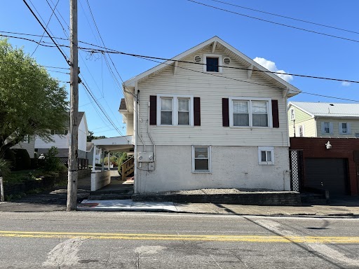 160 10th St unit (Bottom Apartment) – photo 1