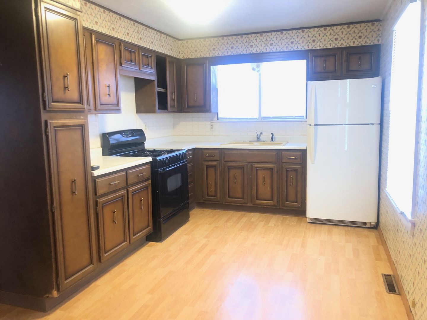 1910 S Morris Ave – photo 2