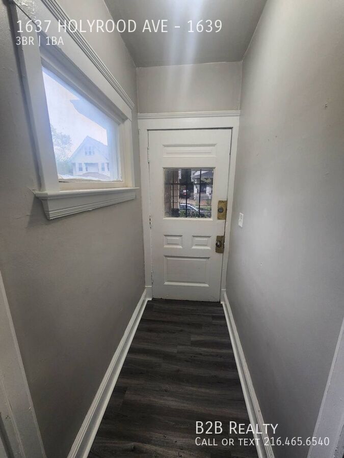 1637 Holyrood Rd – photo 2