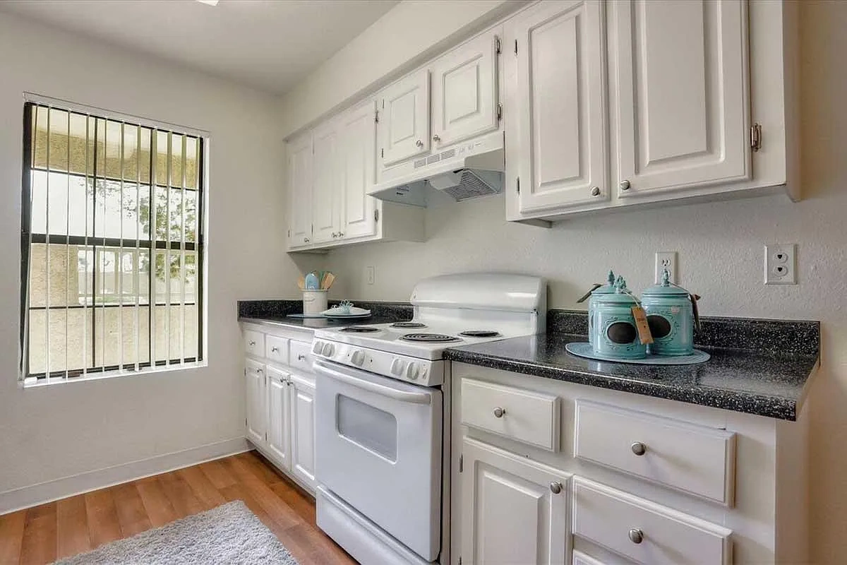 Sterling Sahara Apartments – photo 1