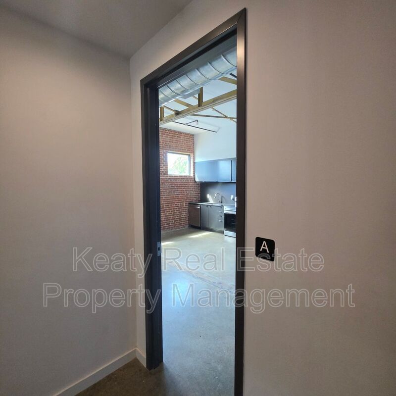136 E Cypress St unit A – photo 4