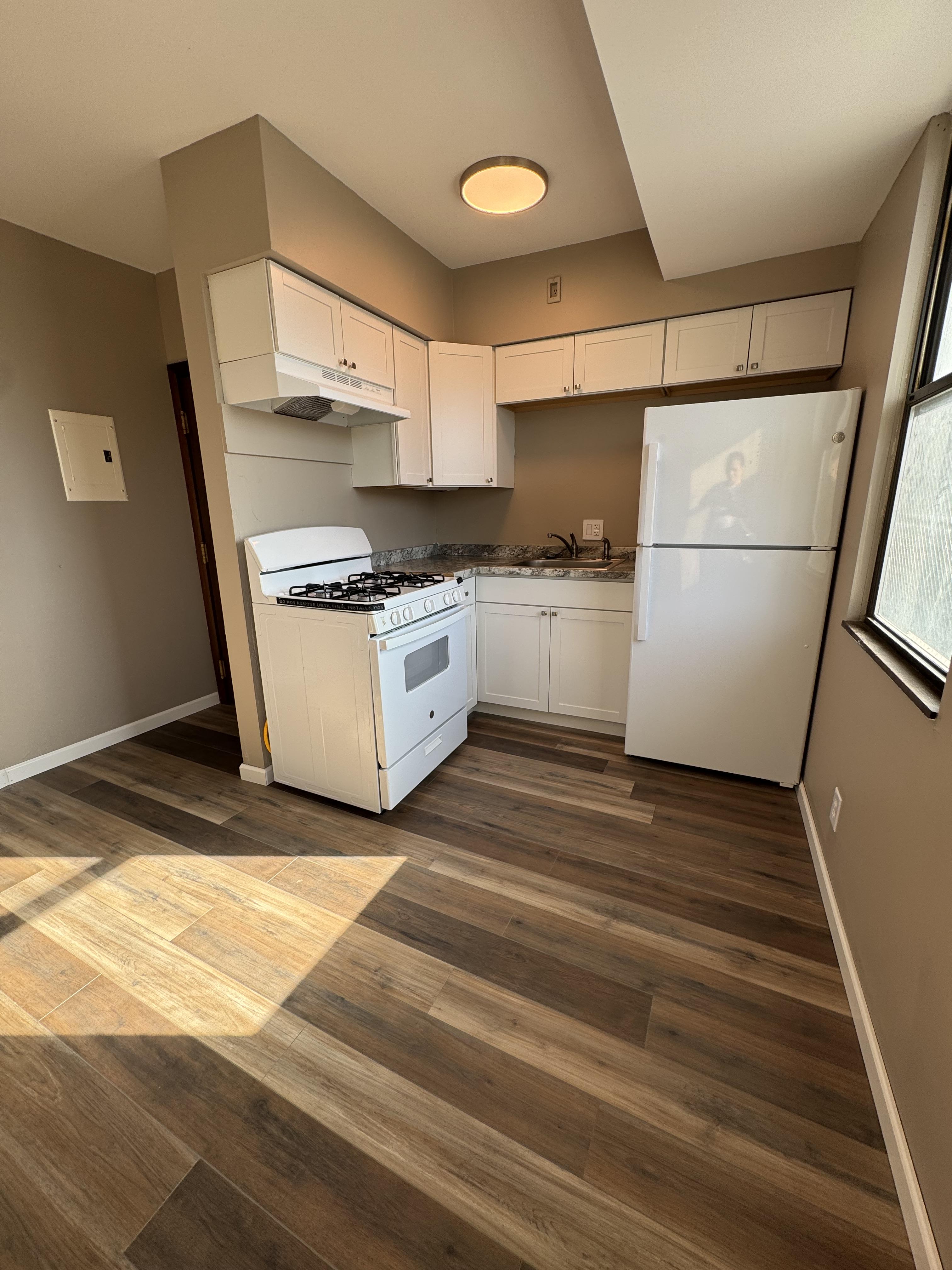 2905 Glenmore Ave unit 8 – photo 4