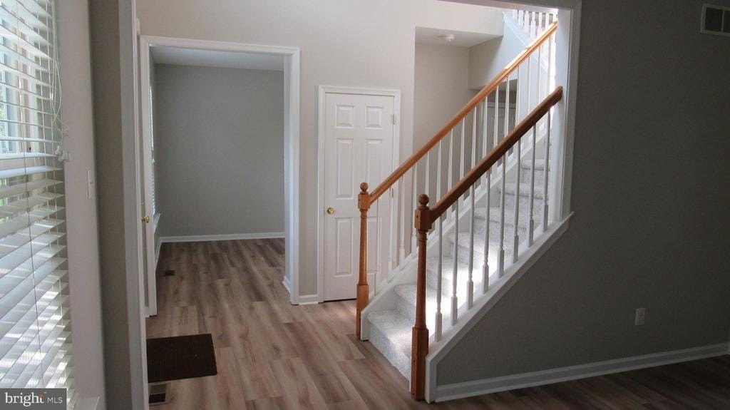 1045 Fallbrook Ln – photo 2