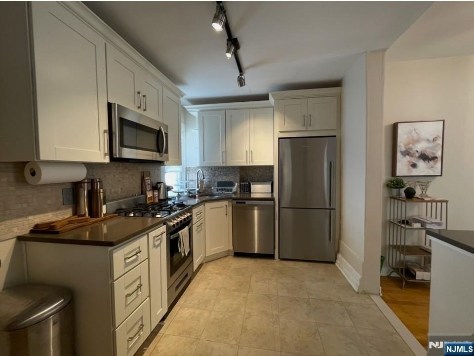 440 Tenafly Rd – photo 2