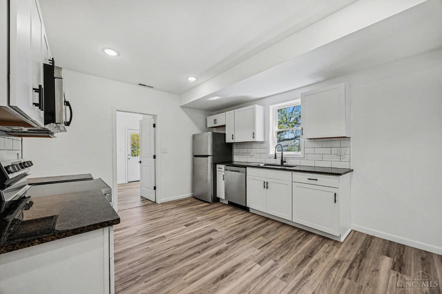 270 Wortman St – photo 4