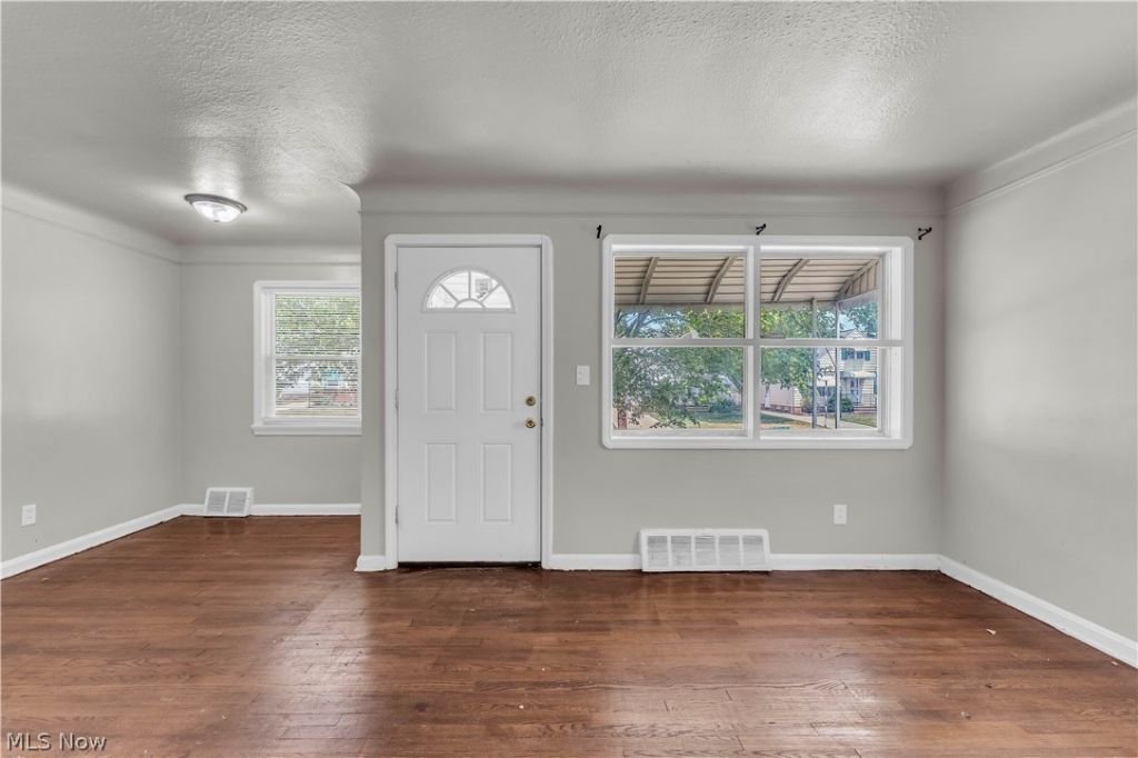 15902 Maplewood Ave – photo 3