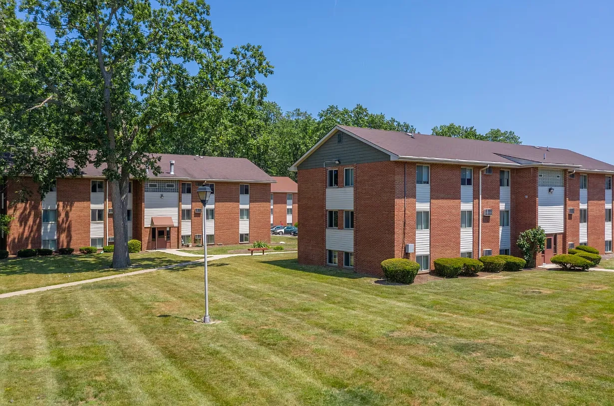 Oakwood Park Apartments – photo 1