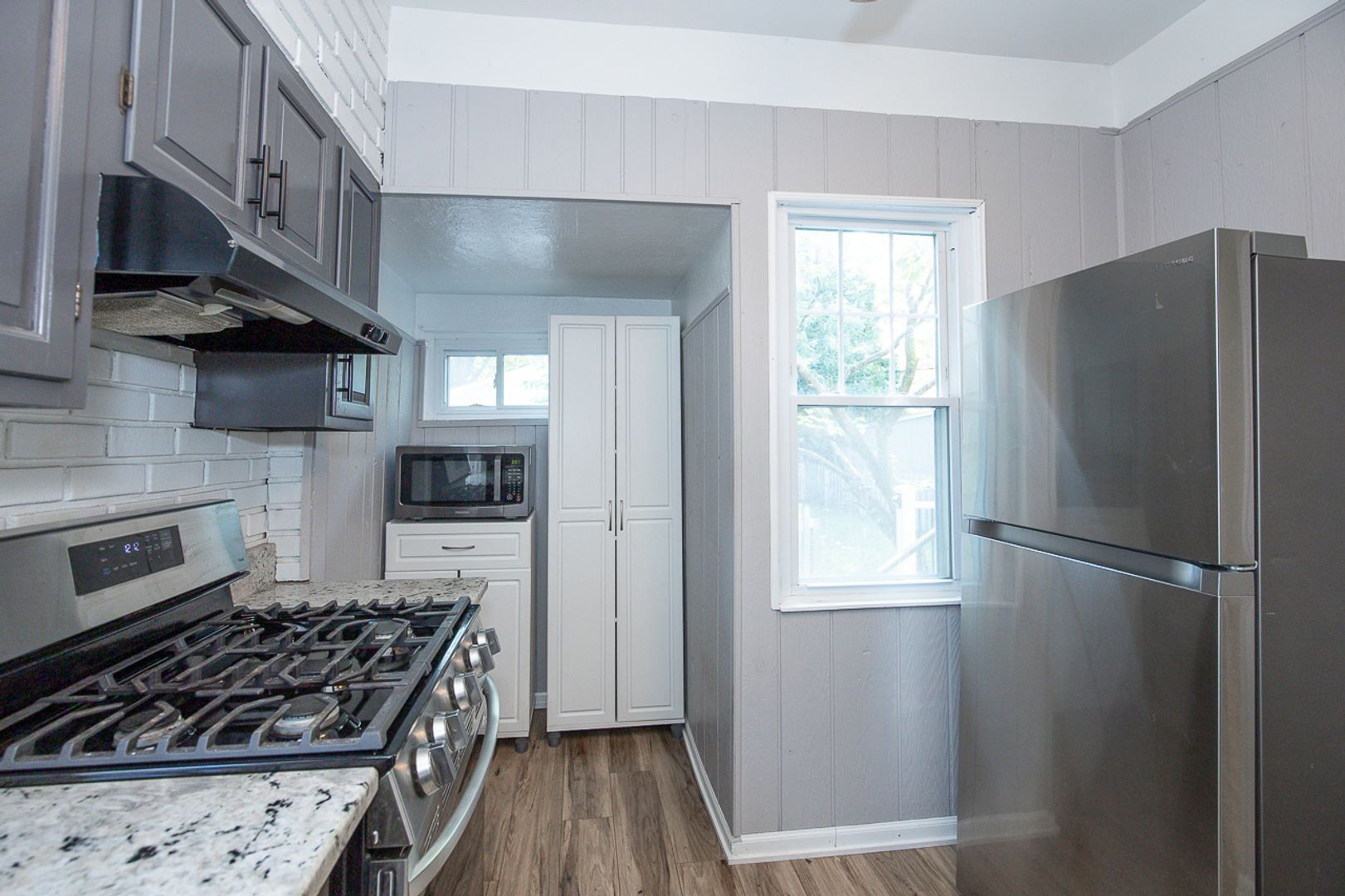 1487 Roycroft Ave – photo 2