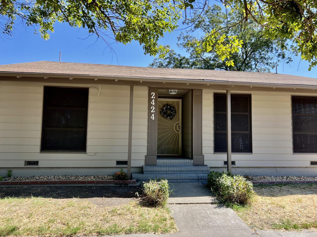 2424 N Center St – photo 1