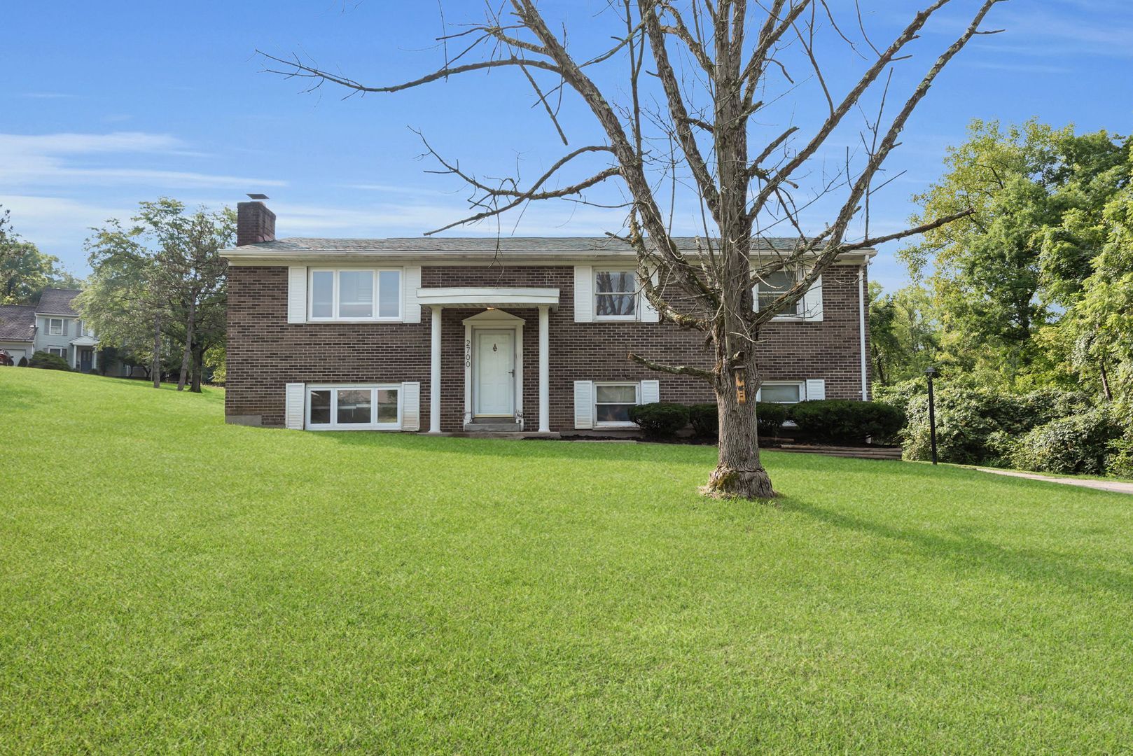 2700 Queenswood Dr – photo 1