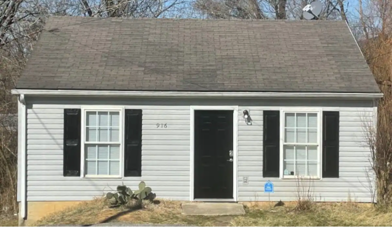 916 Kyle Ave NE – photo 1