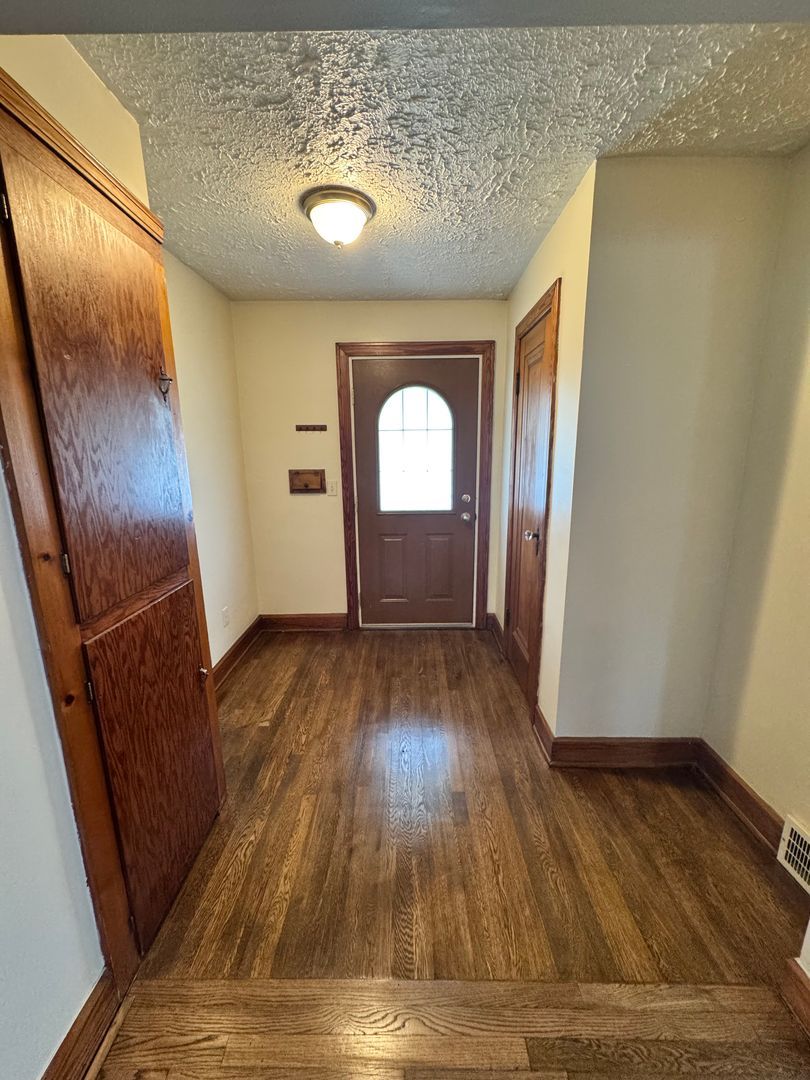 832 Lawrence Ave – photo 2