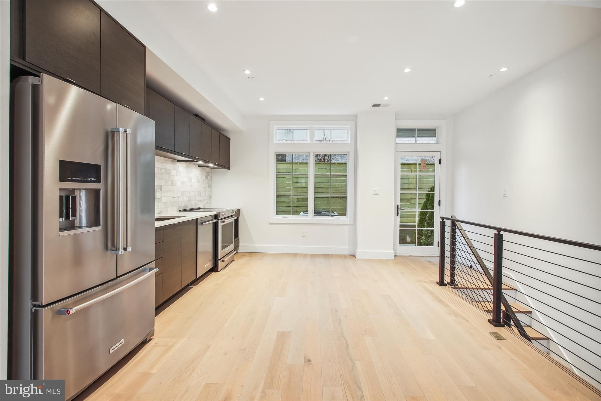 699 Giddings Ave – photo 4