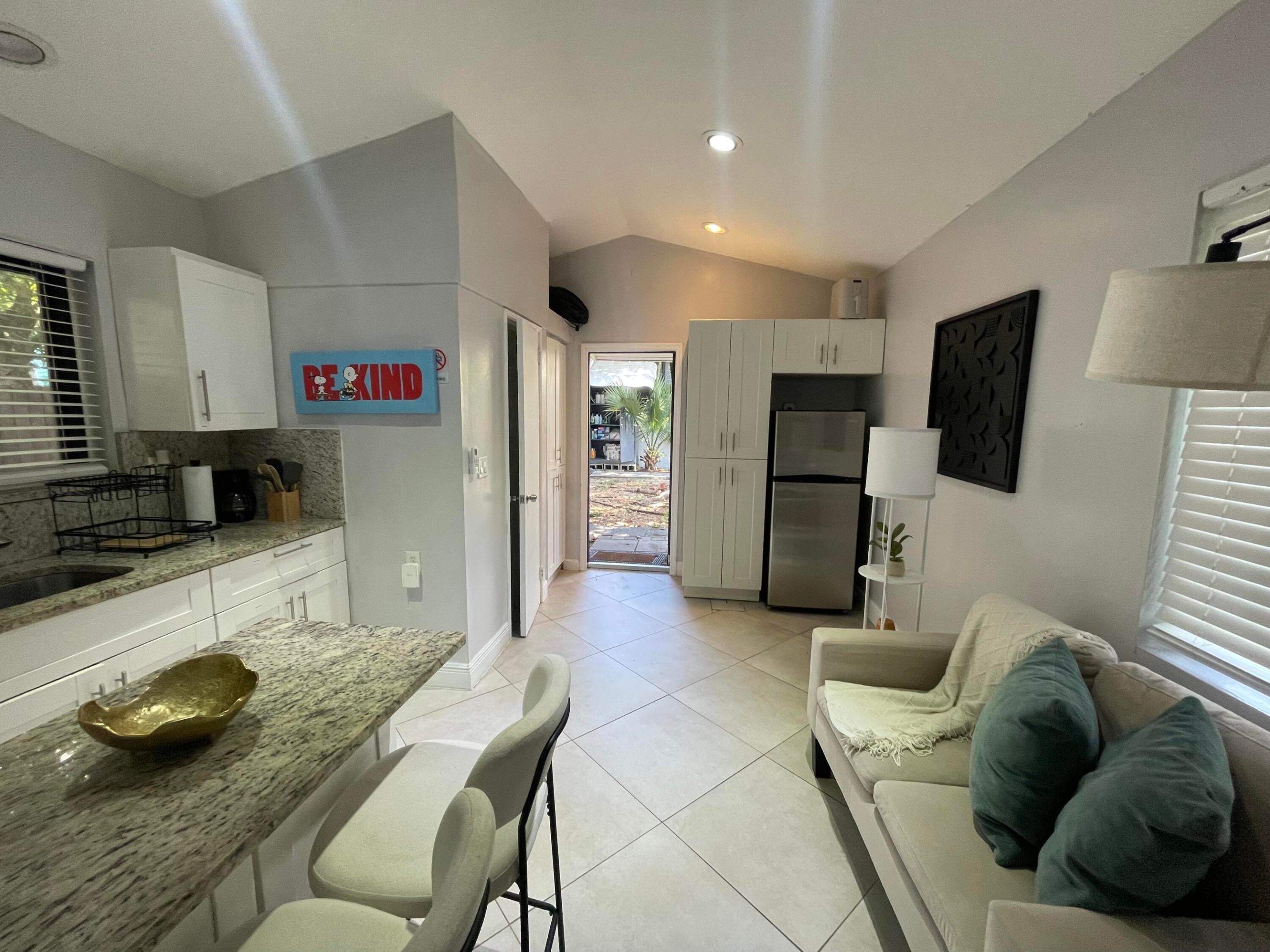 430 NE 1st Ave. unit B – photo 1