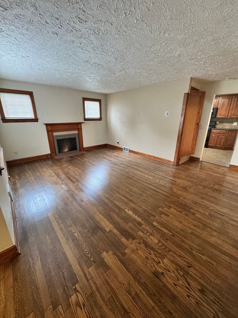 832 Lawrence Ave – photo 3