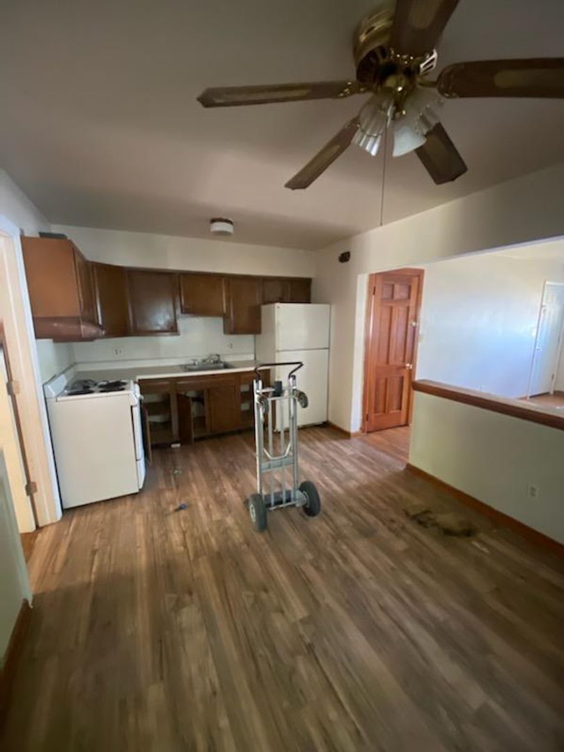 521 E Broad St unit 521 E Broad St - Apt A – photo 3