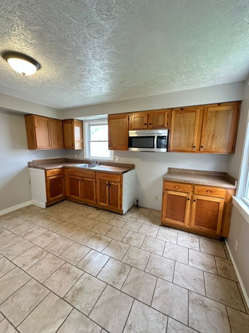 934 W 14th St – photo 2