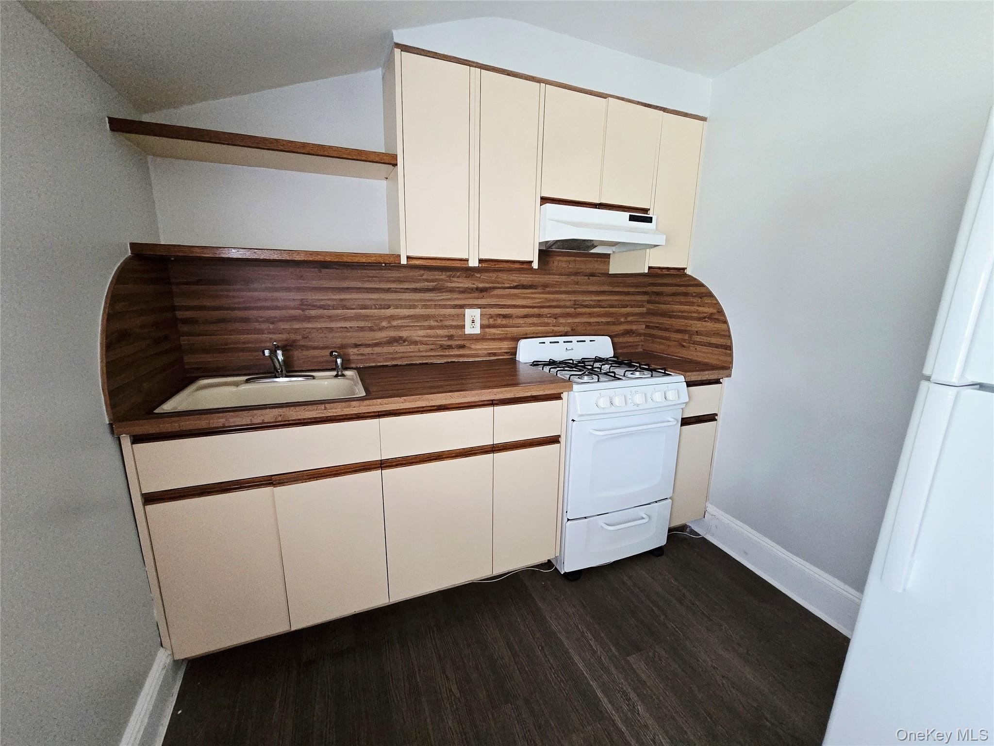 190 Bryant Ave – photo 3