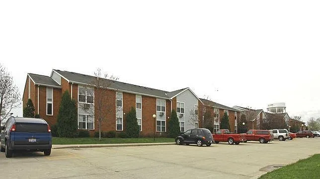 Huron Manor Apartments – photo 1