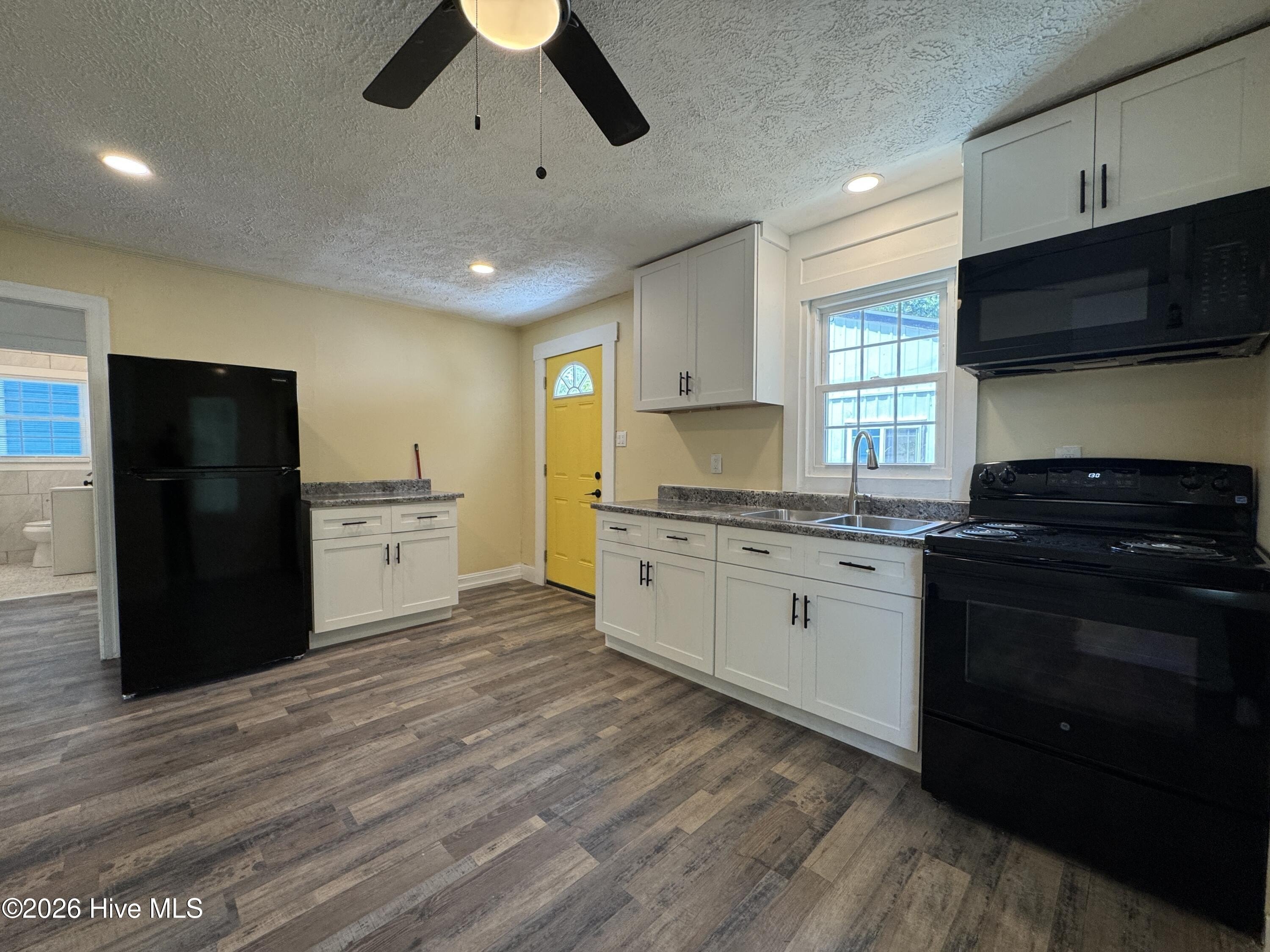 565 Manly Ave #A – photo 4